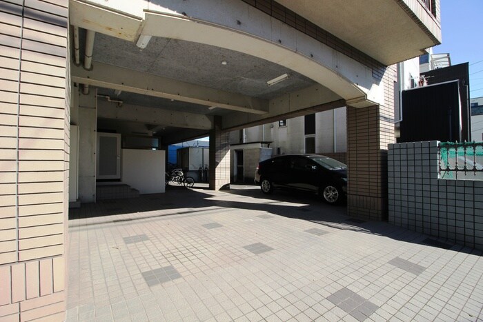 物件外観写真2　(駐車場)