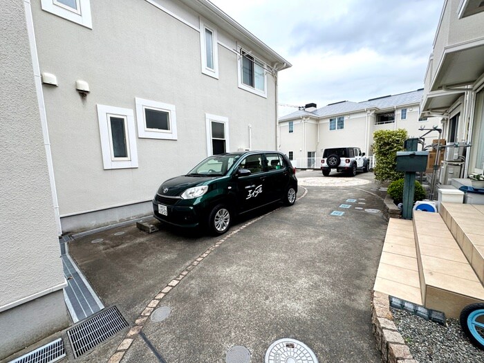 物件外観写真3　(駐車場)