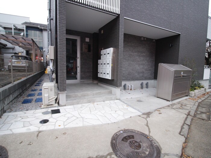 物件外観写真2　(エントランス部分)