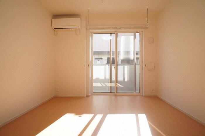 物件内観写真8　(室内からの展望)