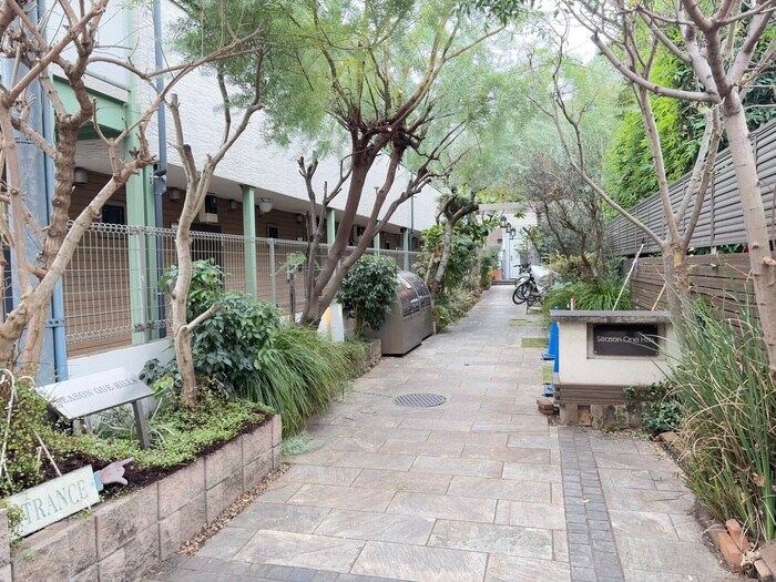 物件外観写真3　(エントランス部分)