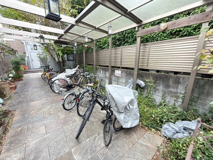 物件外観写真4　(駐輪場)