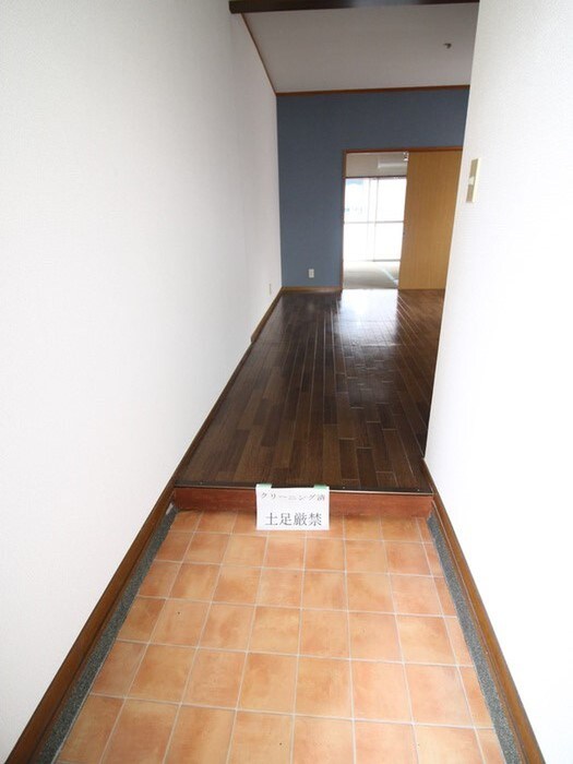 物件内観写真4　(玄関)