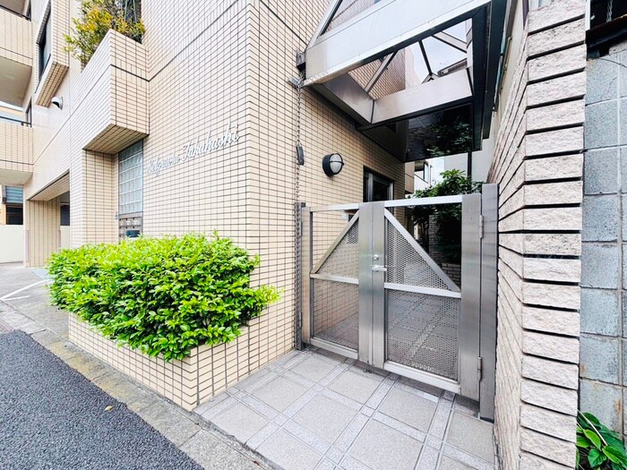 BEL、GRAVIA、TAKAHASHIのエントランス部分