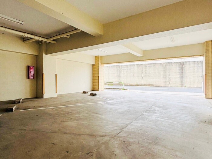 BEL、GRAVIA、TAKAHASHIの駐車場