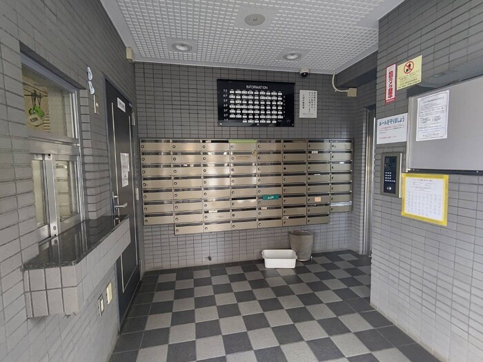 物件外観写真4　(エントランス部分)