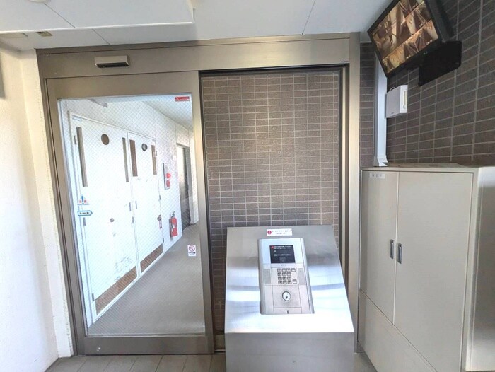 物件外観写真2　(エントランス部分)