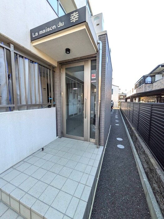 物件外観写真3　(エントランス部分)