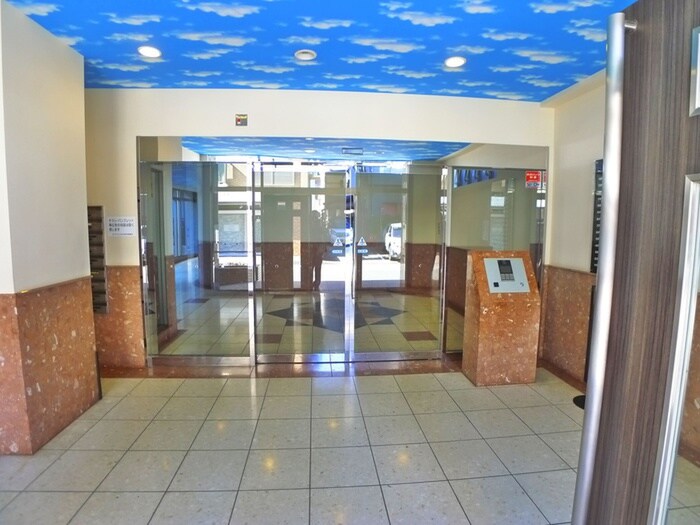 物件外観写真2　(エントランス部分)