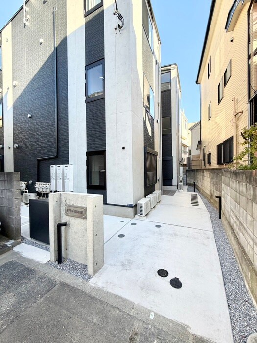 物件外観写真2　(エントランス部分)