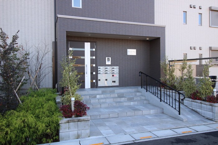 物件外観写真3　(エントランス部分)