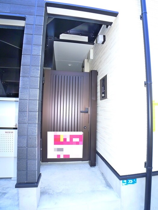 物件外観写真3　(エントランス部分)