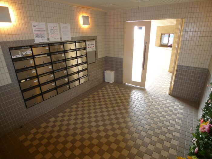 物件外観写真5　(エントランス部分)