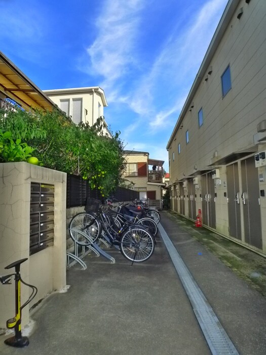 物件外観写真2　(駐輪場)