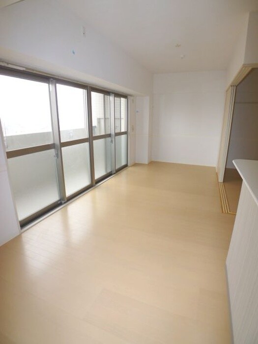 物件内観写真7　(室内からの展望)