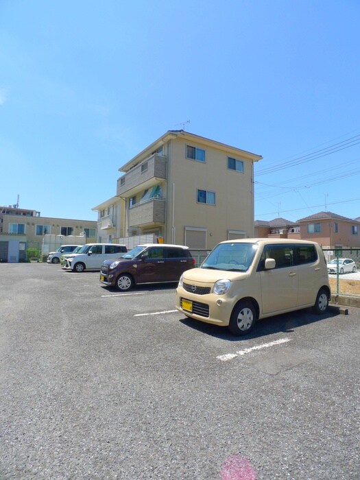 物件外観写真4　(駐車場)