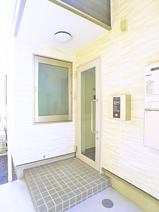 物件外観写真5　(エントランス部分)