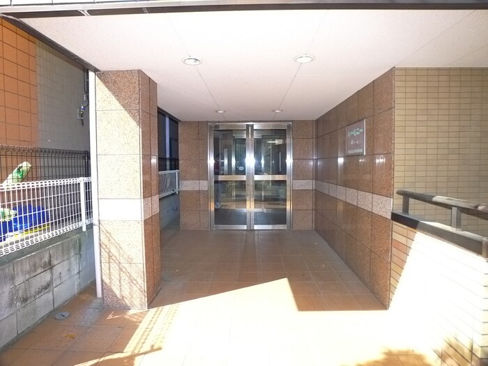 物件外観写真3　(エントランス部分)