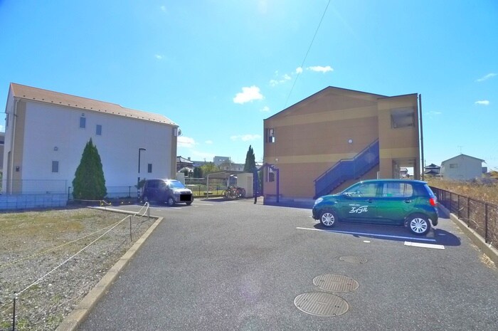 物件外観写真5　(駐車場)