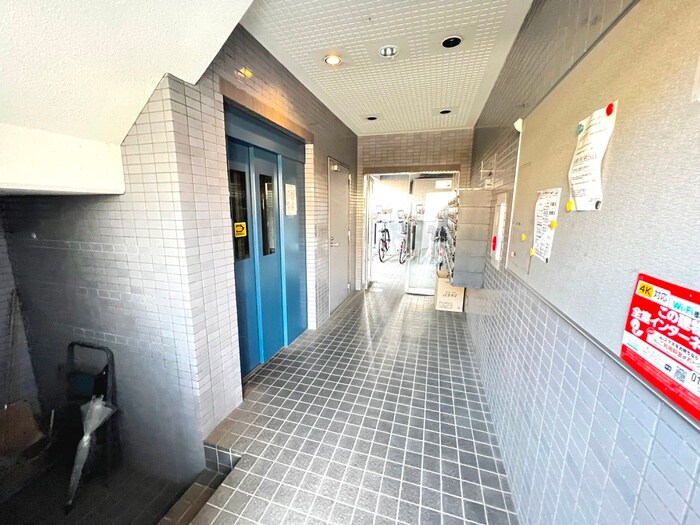 物件外観写真4　(エントランス部分)