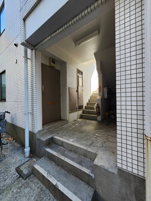 物件外観写真5　(エントランス部分)