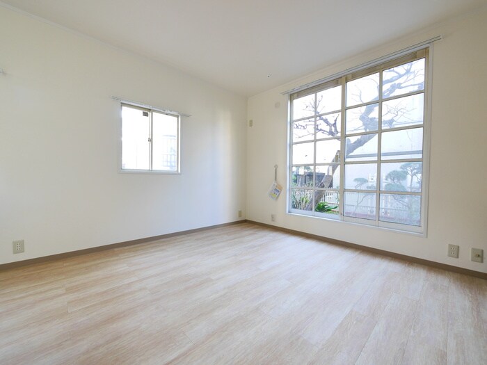 物件内観写真6　(室内からの展望)