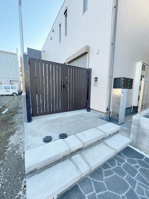 物件外観写真2　(エントランス部分)