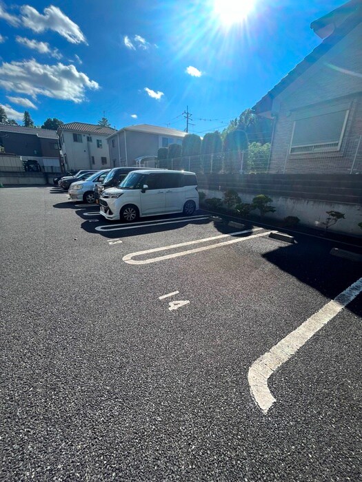 物件外観写真3　(駐車場)