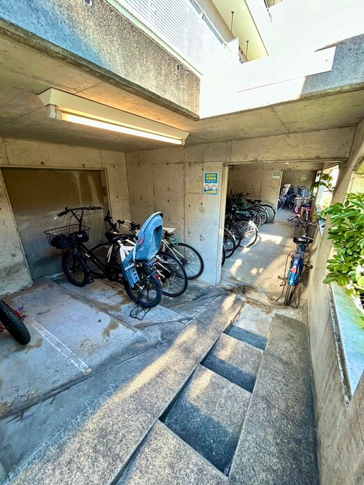 物件外観写真4　(駐輪場)