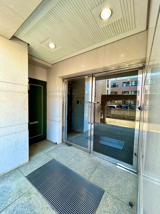 物件外観写真6　(エントランス部分)