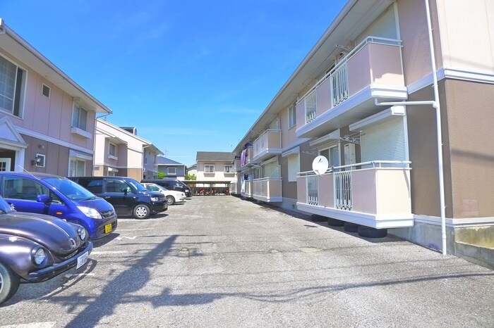 物件外観写真2　(駐車場)