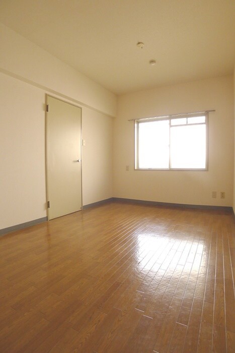 物件内観写真6　(室内からの展望)