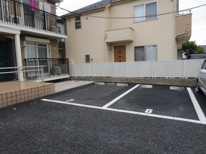 物件外観写真4　(駐車場)