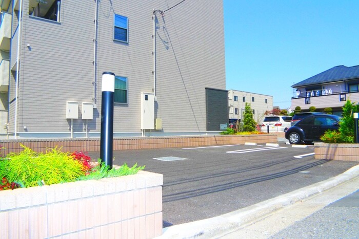 物件外観写真3　(駐車場)