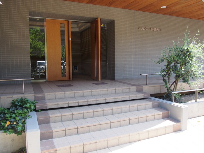 物件外観写真3　(エントランス部分)