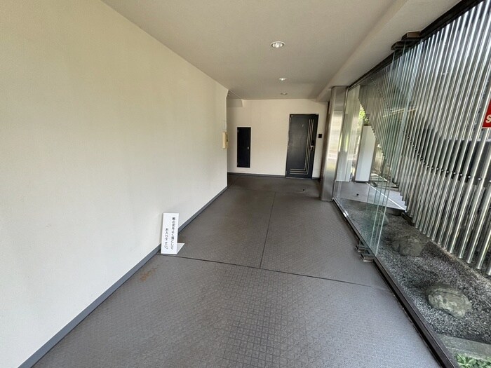 物件外観写真5　(エントランス部分)