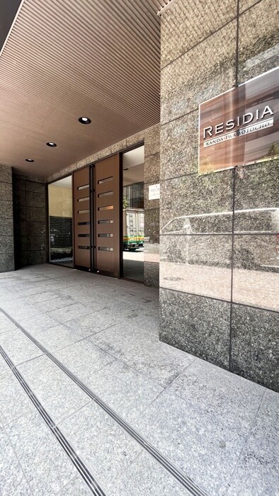 物件外観写真3　(エントランス部分)