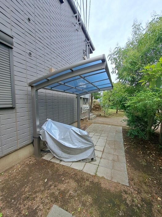 物件外観写真3　(バイク置き場)