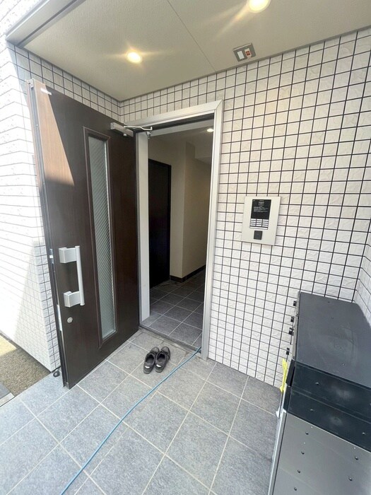 物件外観写真3　(エントランス部分)