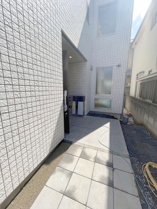 物件外観写真6　(エントランス部分)