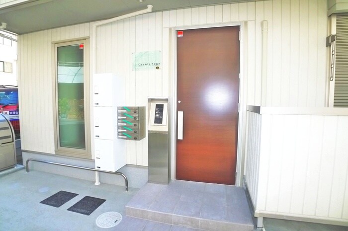 物件外観写真3　(エントランス部分)
