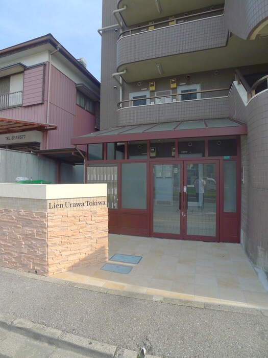 物件外観写真3　(エントランス部分)