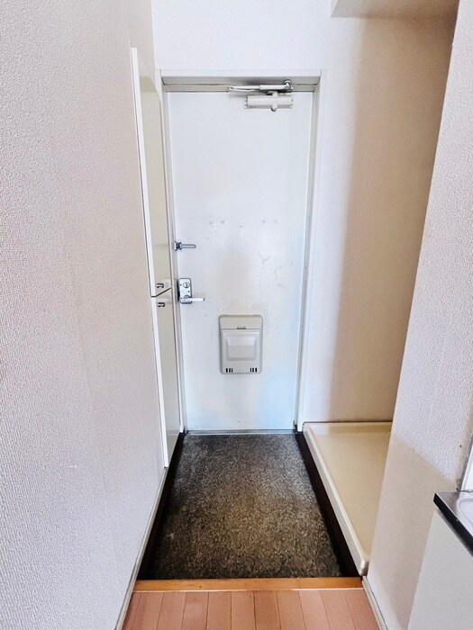 物件内観写真16　(玄関)