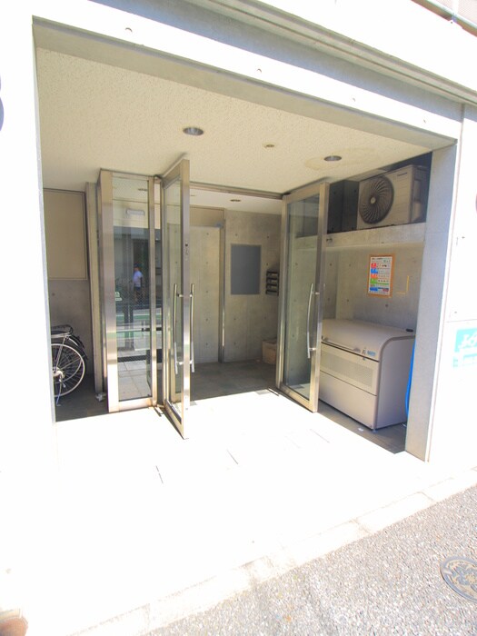 物件外観写真3　(エントランス部分)