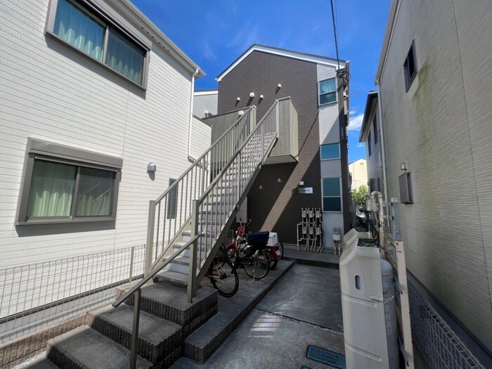 物件外観写真2　(エントランス部分)