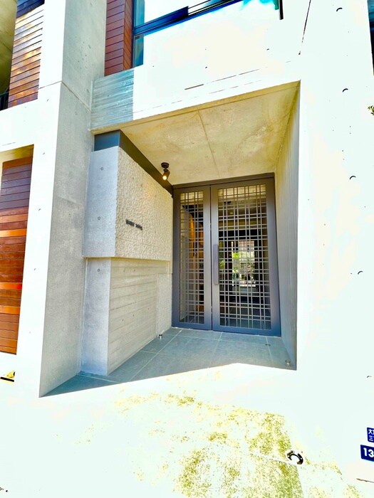 物件外観写真3　(エントランス部分)