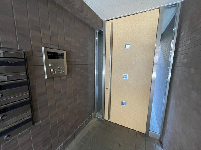 物件外観写真4　(エントランス部分)