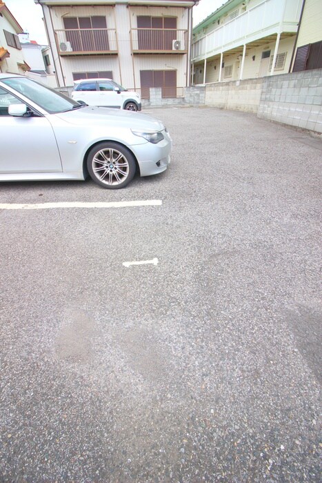 物件外観写真2　(駐車場)