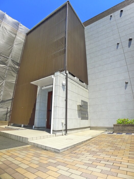 物件外観写真2　(エントランス部分)