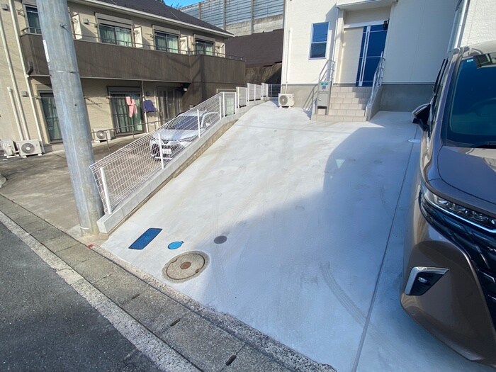 物件外観写真5　(駐車場)